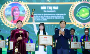 Chị Bùi Thị Mai, Giám đốc HTX Mây Sườn Đông nhận Giải thưởng Lương Định Của năm 2025 Ảnh: Xuân Tùng 