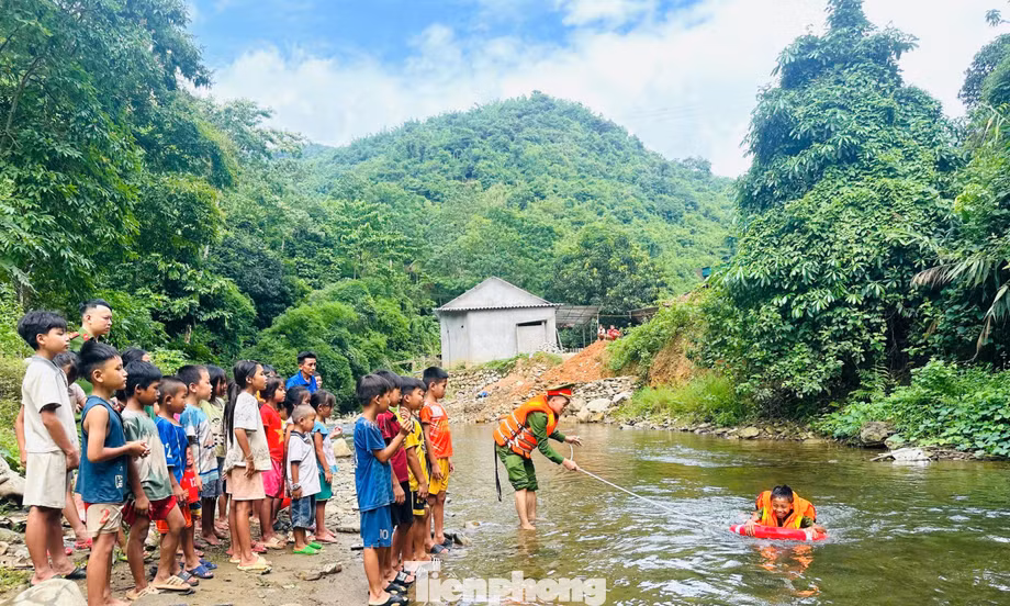 Đoàn viên, công an xuống suối dạy trẻ tập bơi