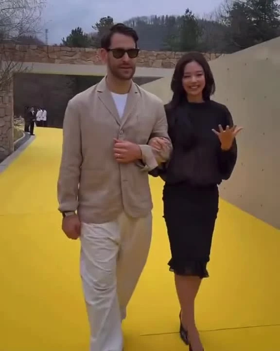 Jennie BLACKPINK hóa ái nữ tài phiệt ở show Jacquemus, "era Hè 2026" quá cháy | Báo điện tử Tiền Phong