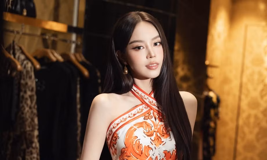 Hoa hậu Thanh Thủy lại khiến netizen trầm trồ với bờ vai móc áo đẹp hiếm thấy
