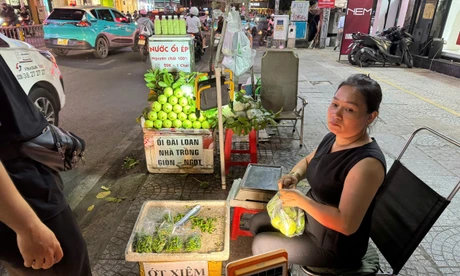 Ớt ra vỉa hè, giá cao ngất