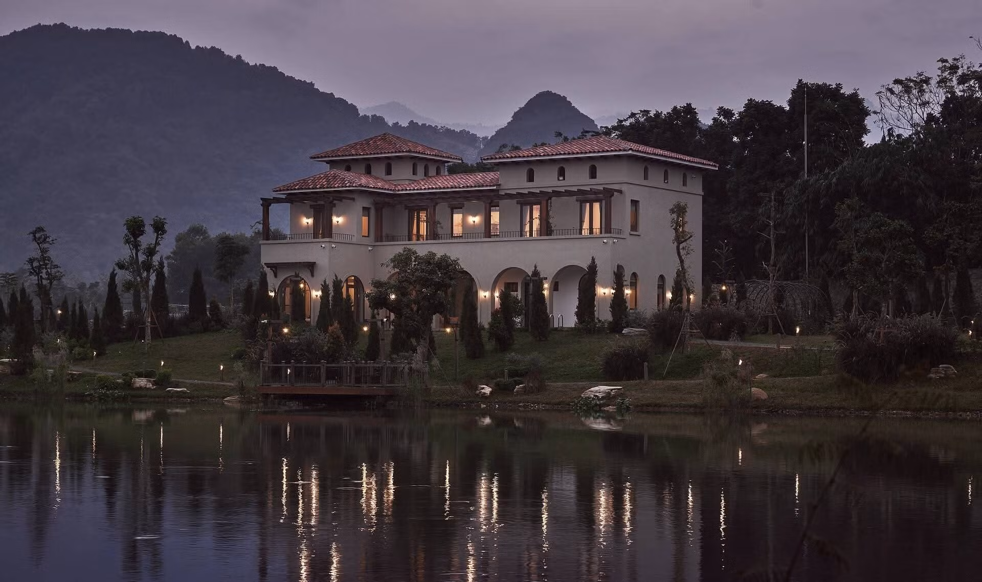Biệt thự ven hồ ngọt ngào với phong cách Tuscan
