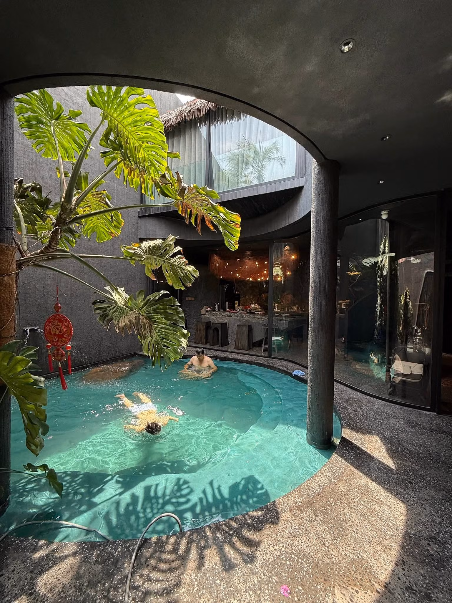 Ngôi nhà tông màu đen như 'ốc đảo' giữa lòng thành phố