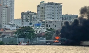 Cháy du thuyền trên sông Sài Gòn, khói đen bốc cao hàng chục mét