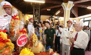 Dâng hương tưởng niệm chiến sĩ Biệt động Sài Gòn 