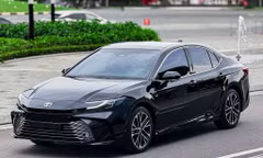 Toyota Camry hybrid có giá mới tại Việt Nam
