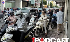 Đi xe máy trên vỉa hè bị xử phạt thế nào?