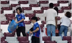 Vì sao người hâm mộ bóng đá Nhật Bản dọn dẹp sân vận động sau các trận đấu World Cup?