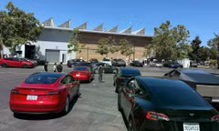 Tesla cho khách ‘xếp hàng online’ để sạc xe điện