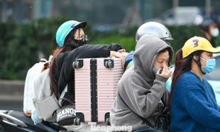 Dòng xe nối dài, người người tay xách nách mang trở lại Thủ đô 