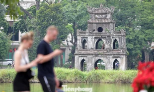 Thảnh thơi dạo phố, bắt trọn khoảnh khắc Hà Nội sáng đầu năm