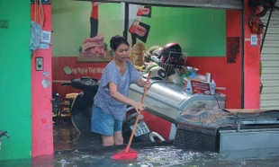 Người Hà Nội thức trắng cứu xe, dọn nhà giữa ngổn ngang bùn nước