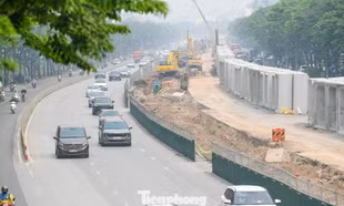 Khổ sở vượt 'đại công trường' chống ngập Hà Nội