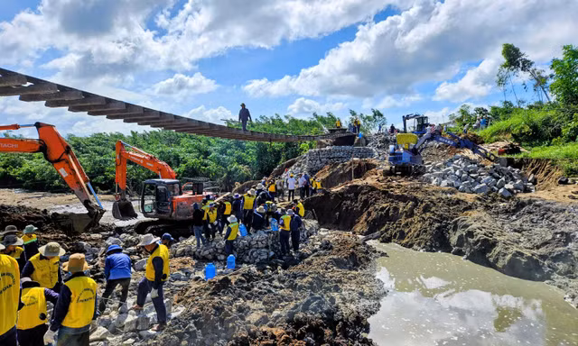 Người đường sắt bám trụ giữ tàu giữa lúc nhà ngập lụt, gia đình gặp khó 