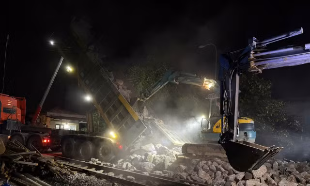 Hàng trăm người xuyên đêm khôi phục đường sắt bị lũ cuốn ở Hà Nội