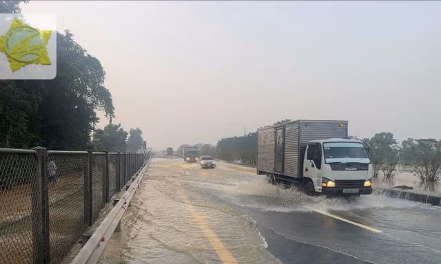 Cấm xe qua điểm ngập sâu, dừng chạy tàu khu vực miền Trung ứng phó lũ, sạt lở đất