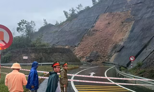 Nhiều tuyến quốc lộ ngập sâu kéo dài, sạt lở ta luy nghiêm trọng
