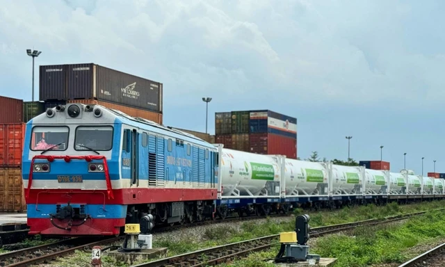 Vì sao tàu hỏa chưa chuyển đổi nhiên liệu xanh?