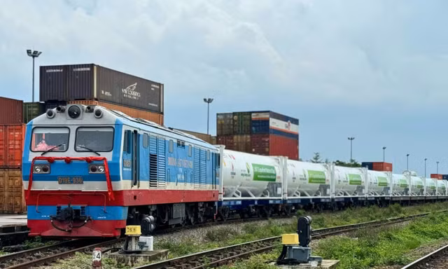 Vì sao tàu hỏa chưa chuyển đổi nhiên liệu xanh?