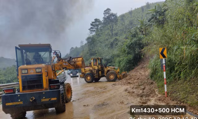 Mưa lớn gây sạt lở nghiêm trọng đường Hồ Chí Minh