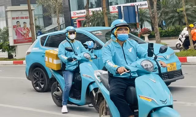 Bộ Xây dựng khuyến khích chuyển xe chạy xăng sang xe điện 