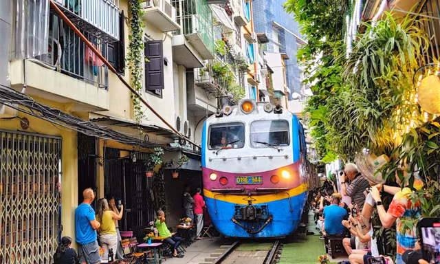 Giảm chạy tàu qua phố cà phê đường tàu Hà Nội