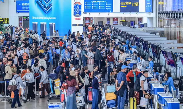 'Sốt' vé máy bay Tết, các hãng tăng mạnh chuyến đêm