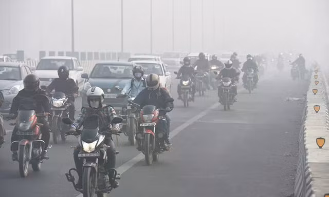 Thủ đô các nước cấm xe máy chạy xăng thế nào?