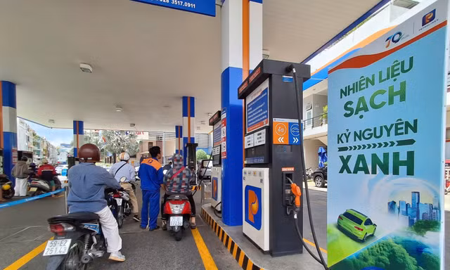 Bán xăng E10 rộng rãi từ ngày mai: Thực hư loại xăng mới dễ gây hỏng động cơ 