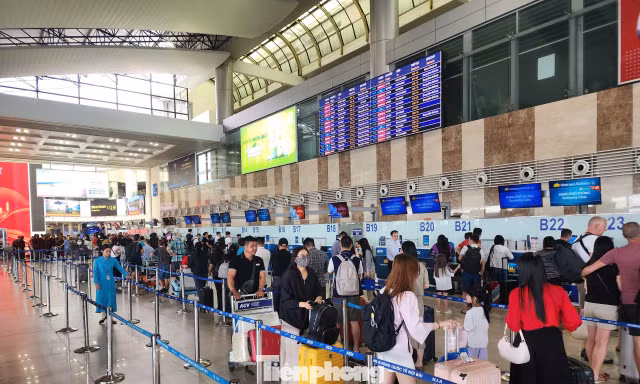 Cảnh trái ngược tại ga quốc tế và quốc nội sân bay Nội Bài ngày 30/4