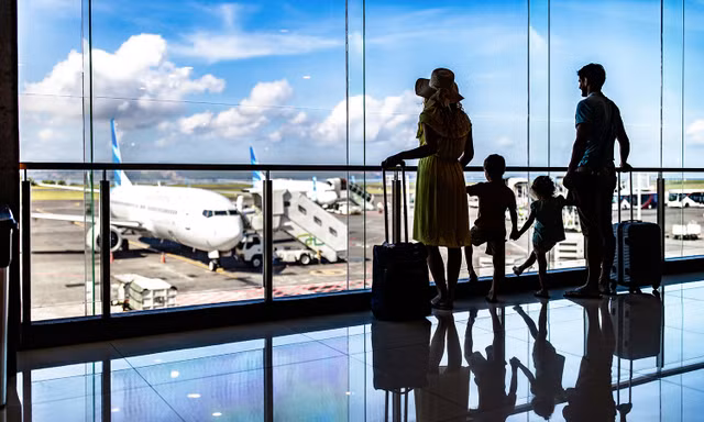 Trốn phí hành lý máy bay: Chủ tịch phải đi tù, ca sĩ bị cắt chuyến