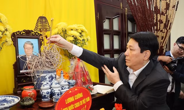 Chủ tịch nước thắp hương tưởng nhớ các đồng chí nguyên lãnh đạo Đảng, Nhà nước