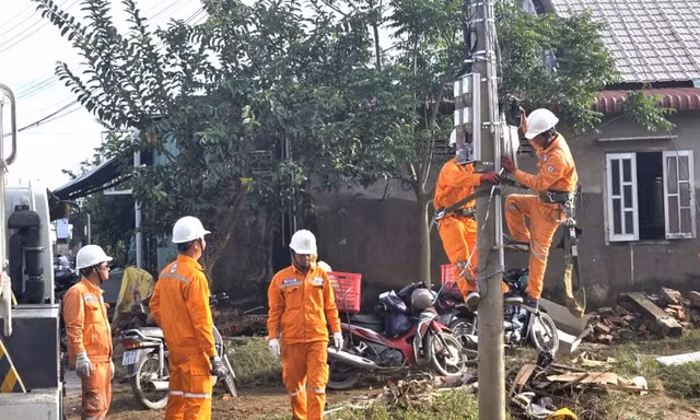 Ngập sâu diện rộng, PC Lâm Đồng huy động toàn lực ứng phó mưa lũ