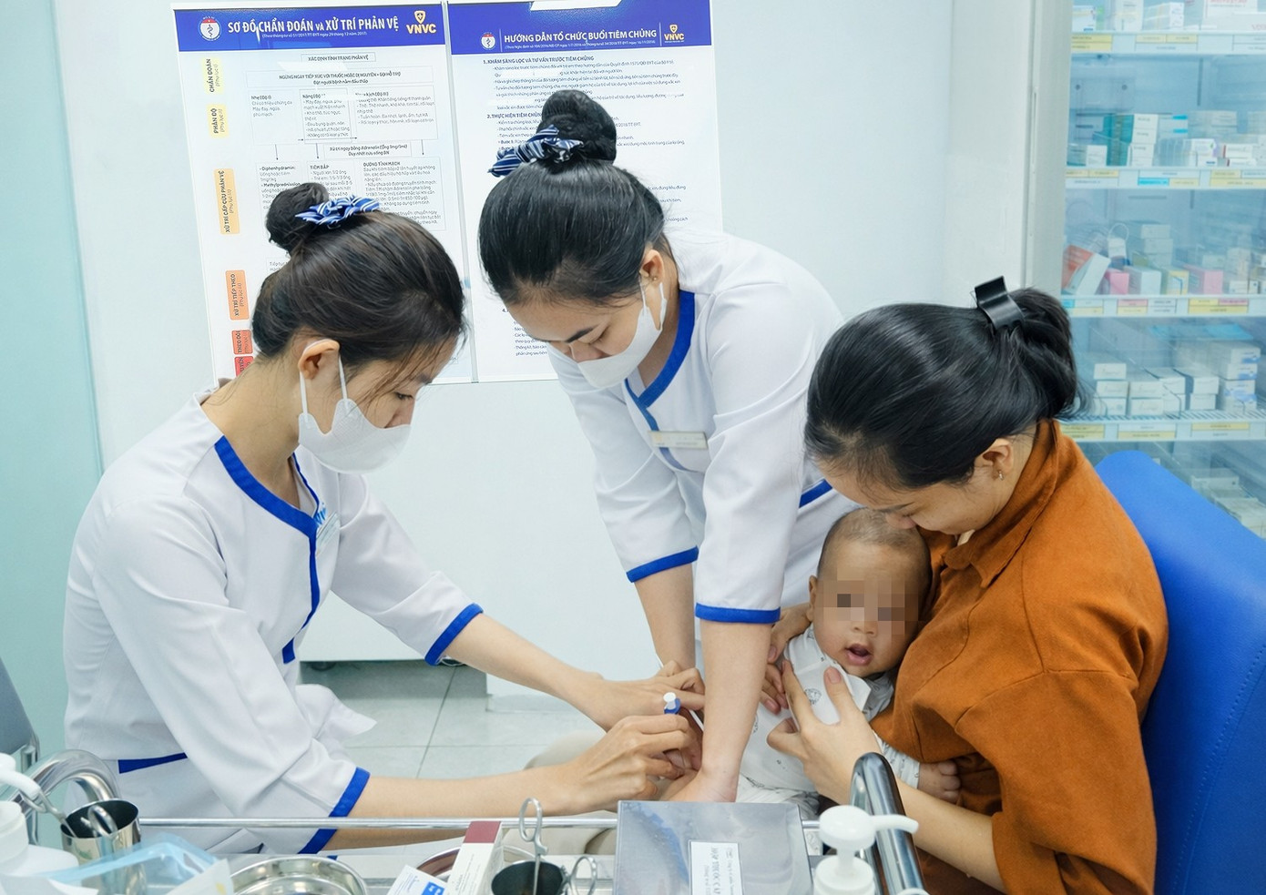 17-phu-huynh-dua-tre-di-tiem-vac-xin-nao-mo-cau-tai-vnvc.jpg