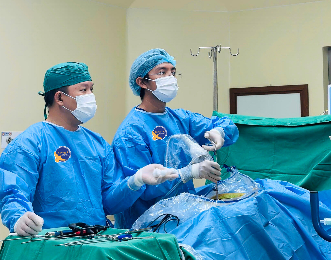 Các bác sĩ thực hiện cuộc phẫu thuật xử lý tình trạng thoát vị đĩa đệm gây hội chứng chùm đuôi ngựa cho người bệnh ekip-phau-thuat-3037.png