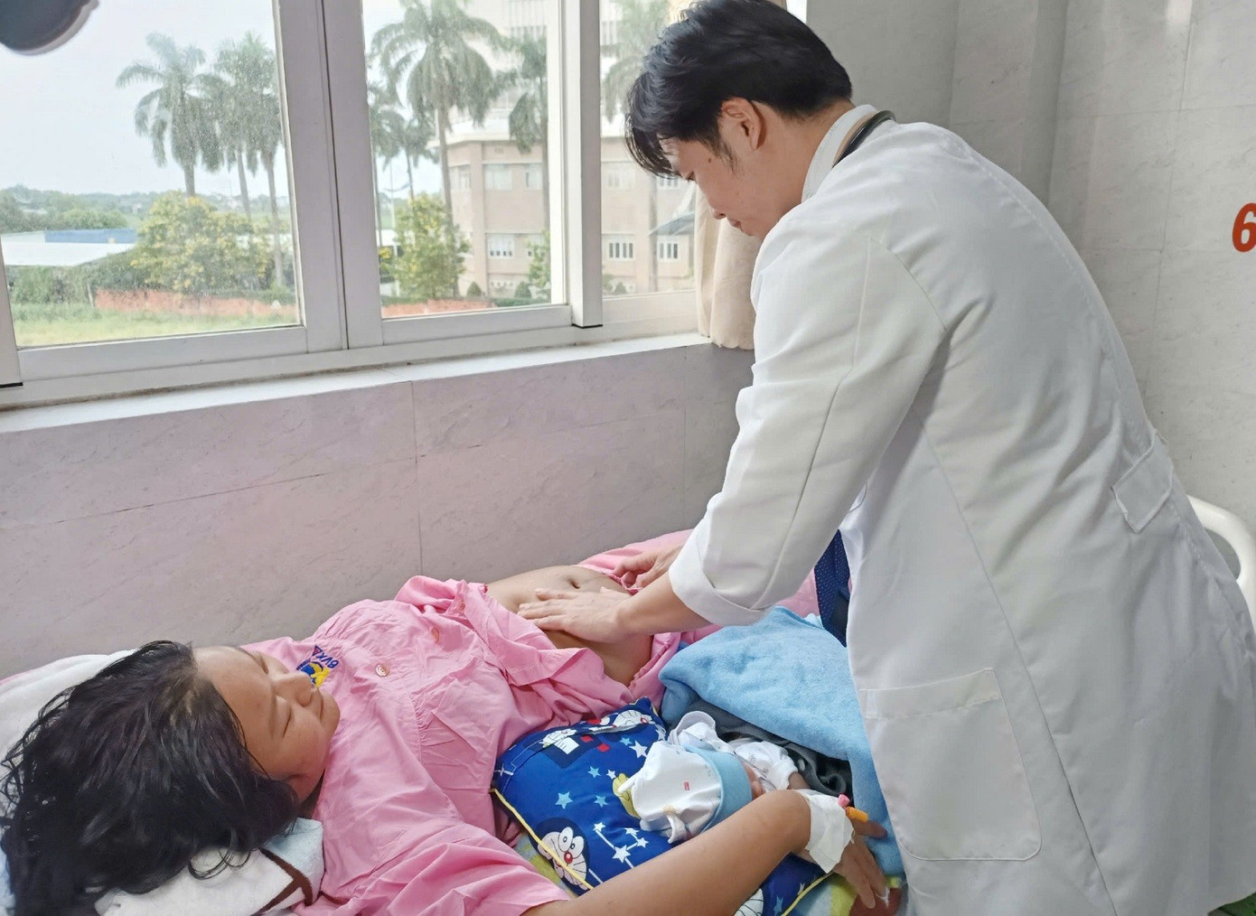 bac-si-tham-kham-benh-cho-benh-nhan.jpg