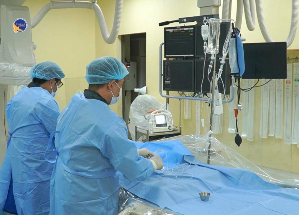 Các bác sĩ tiến hành can thiệp động mạch vành cấp cứu giúp bệnh nhân vượt qua nguy kịch ekip-can-thiep.png