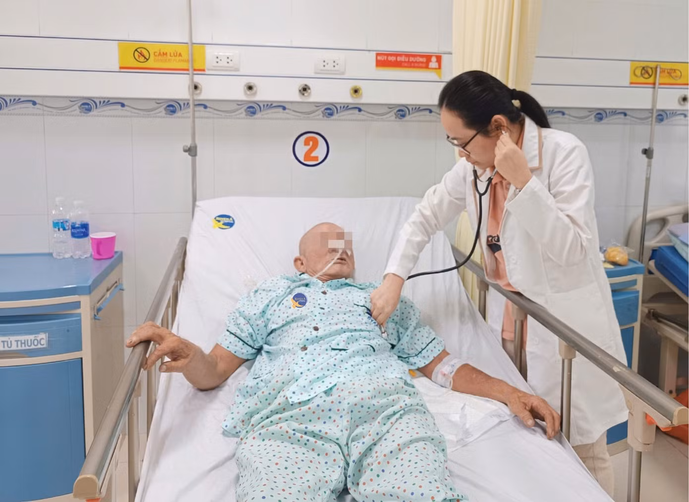 bac-si-tham-kham-cho-benh-nhan.jpg