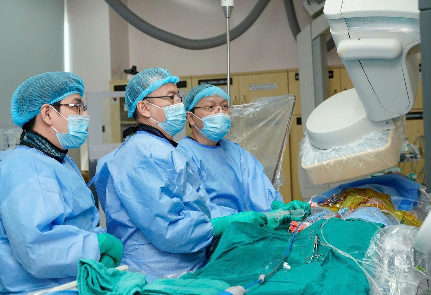 Các bác sĩ Bệnh viện Đại học Y Dược TPHCM thực hiện kỹ thuật TAVI cứu người bệnh pgs-ts-bs-nguyen-hoang-dinh-cung-e-kip-thuc-hien-ky-thuat-tavi.jpg