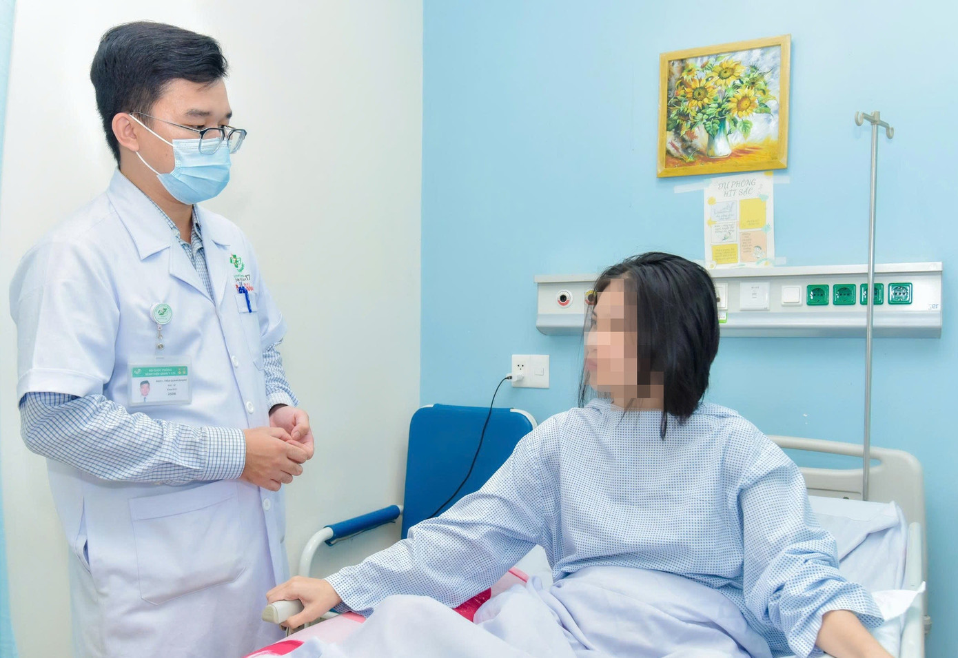 bscki-tran-quang-khanh-khoa-phau-thuat-chi-duoi-vien-ctch-tham-kham-cho-benh-nhan-truoc-khi-xuat-vien.jpg