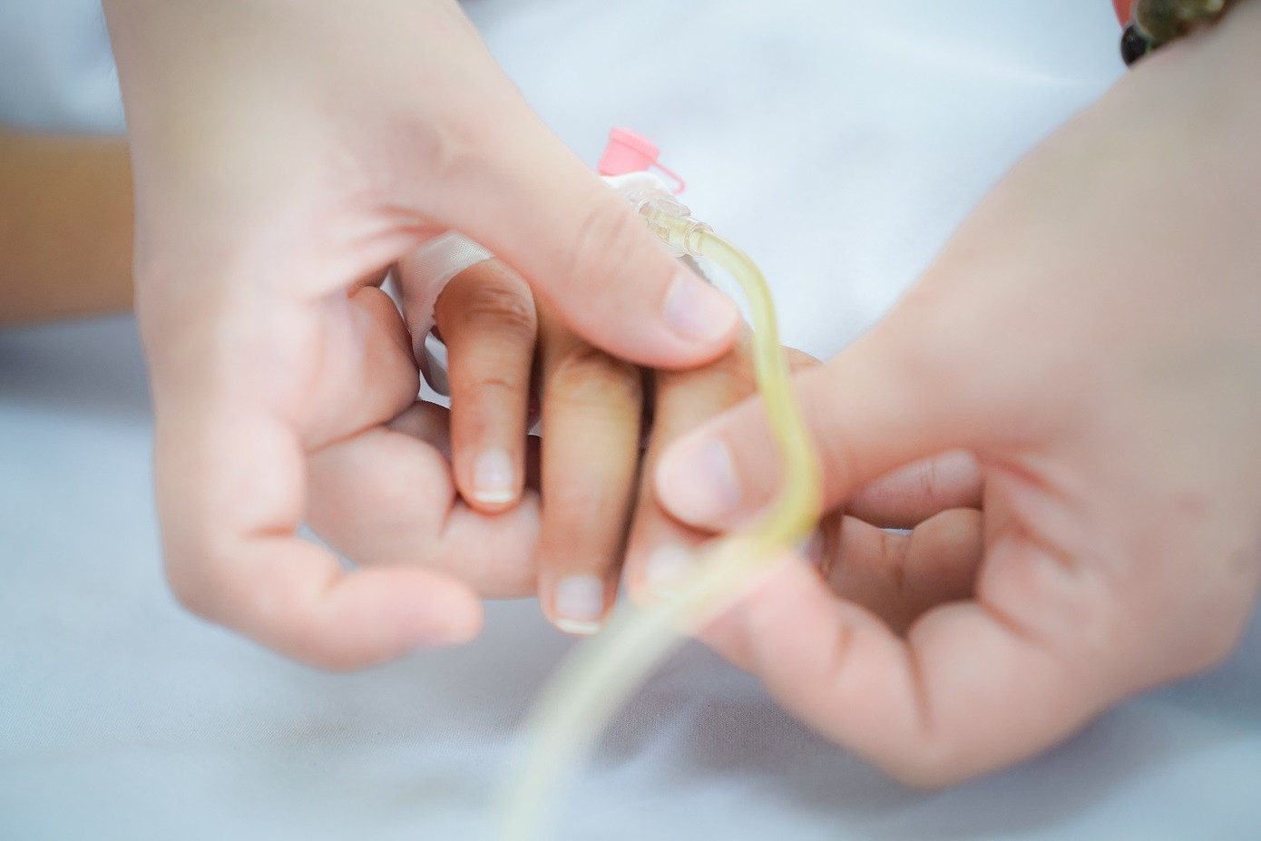 Các bác sĩ cùng gia đình không bỏ cuộc, cố gắng điều trị với hy vọng giữ lại sự sống cho trẻ cho-ray-1.jpg