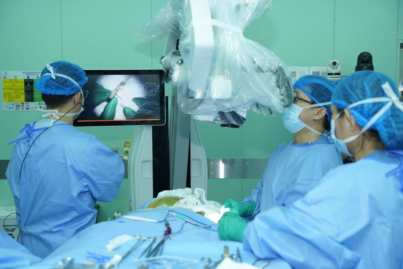 bv-dhyd-thuc-hien-thanh-cong-ca-phau-thuat-cay-thiet-bi-kich-thich-day-than-kinh-phe-vi-vns-dau-tien-tai-viet-nam-tren-nguoi-benh-dong-kinh-khang-thuoc-1.jpg