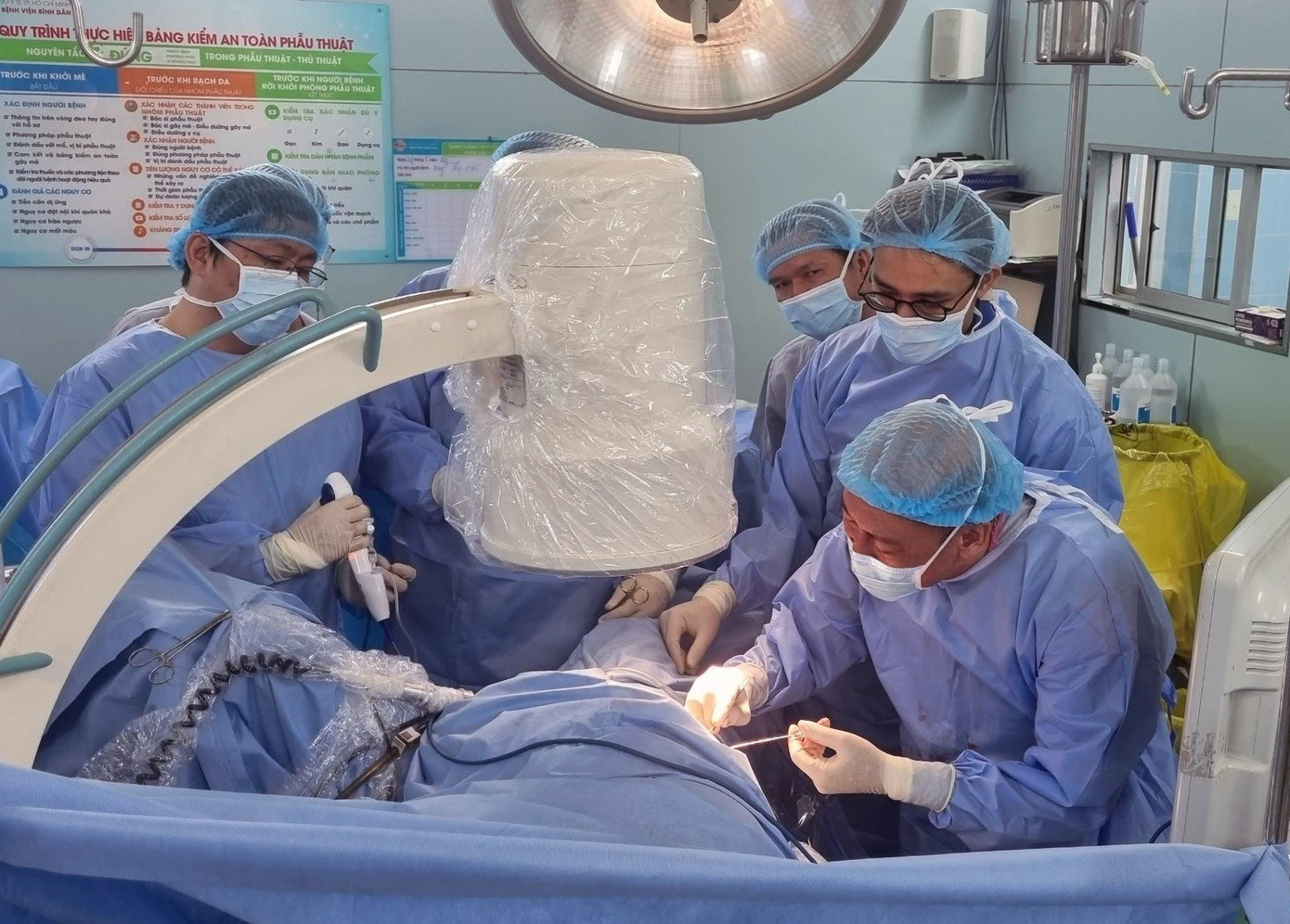 1pgstsbs-nguyen-phuc-cam-hoang-ngoai-cung-ben-phai-cung-cac-bac-si-dang-tien-hanh-phau-thuat-cho-nguoi-benh-h.jpg
