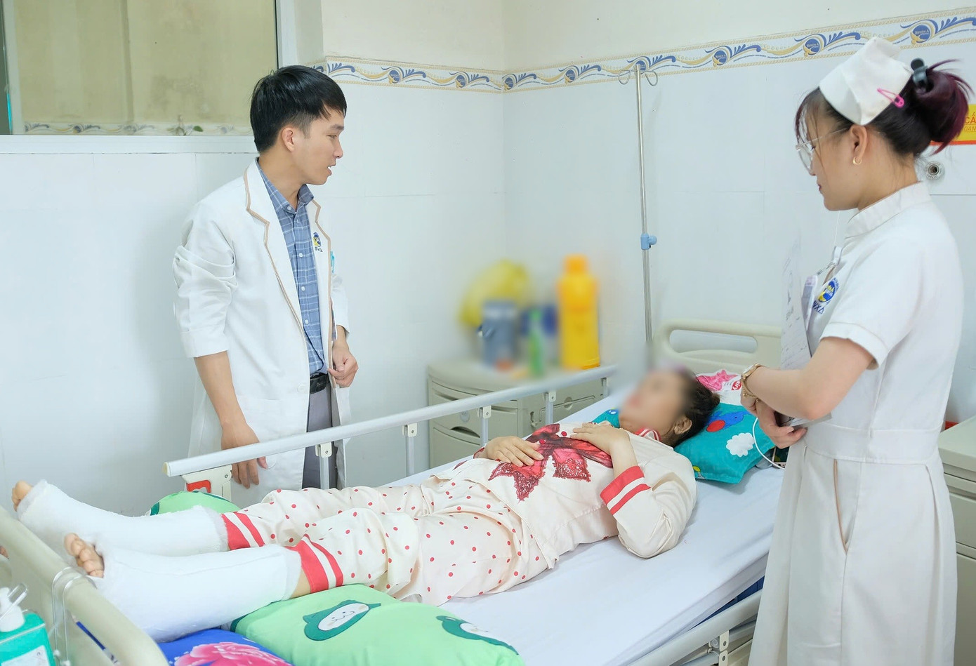 Sau phẫu thuật, sức khỏe của người bệnh đang bình phục tốt hinh-anh-bs-tham-kham.jpg
