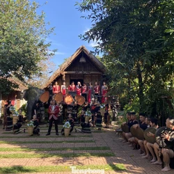 Du khách say với cà phê và 'tiệc' cồng chiêng Ê Đê