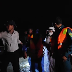 Hơn 530 người dân bị cô lập, đưa cano chuyển người bị sốt cao ra khỏi vùng ngập úng