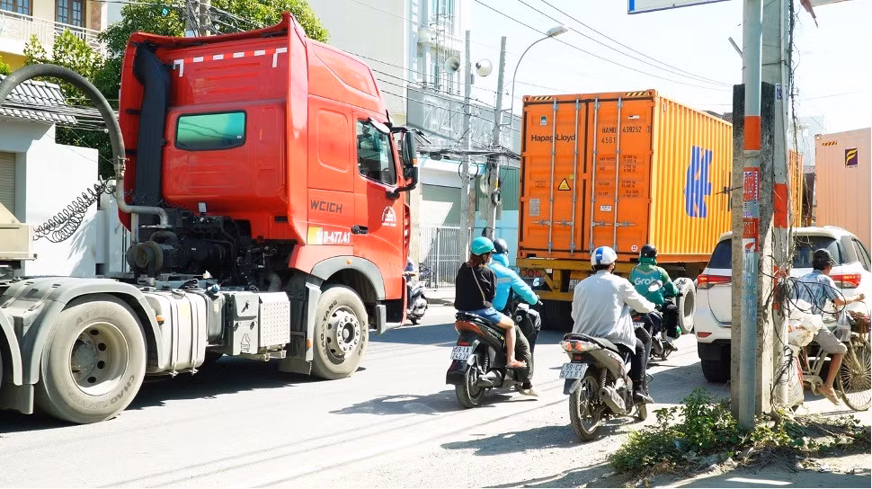 Xe container 'bủa vây' cửa ngõ khu Đông TPHCM