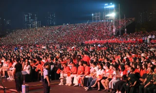 Hàng vạn người nhuộm đỏ Mỹ Đình