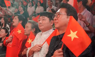 Hàng trăm khán giả vẫy cao cờ, hát vang Quốc ca