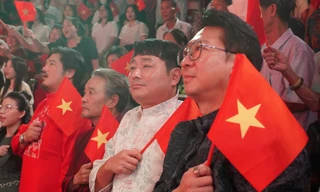 Hàng trăm khán giả vẫy cao cờ, hát vang Quốc ca